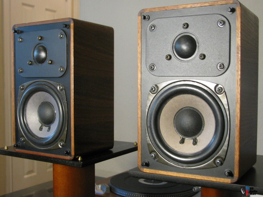 Realistic Minimus 7 W Walnut Veneer Bookshelf Speakers Photo