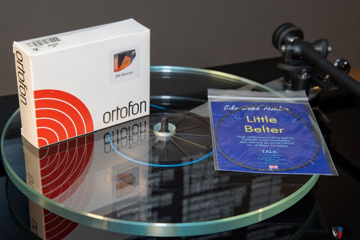 rega-planar-3-p3-2016-black-with-ortofon-2m-bronze-cartridge-photo