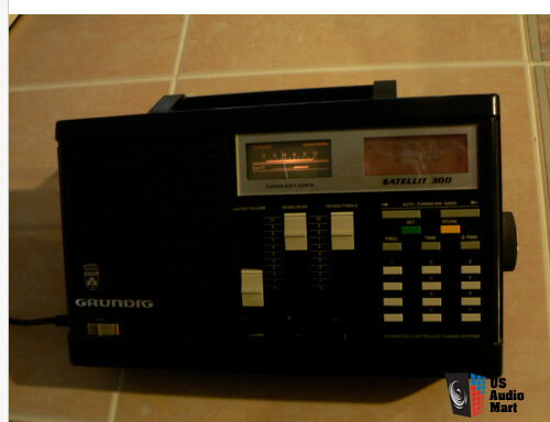 GRUNDIG SATELLITE 300 radio récepteur mondial Fonctionne Parfaitement