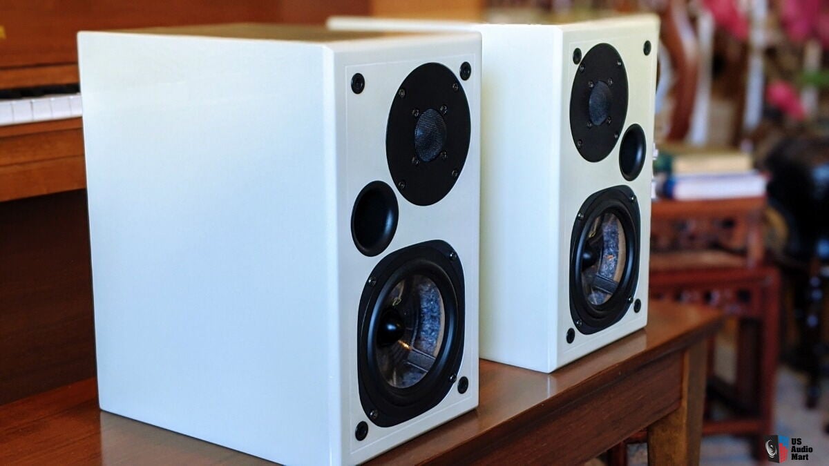 piano white speakers