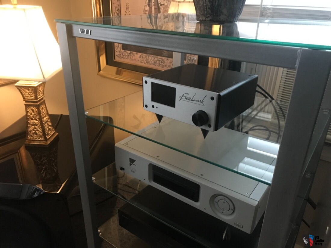 Benchmark LA4 Preamplifier In Silver With Remote & High-End Large