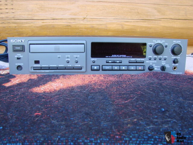SONY CDR-W33 24 bit CD Recorder in like new condition For Sale
