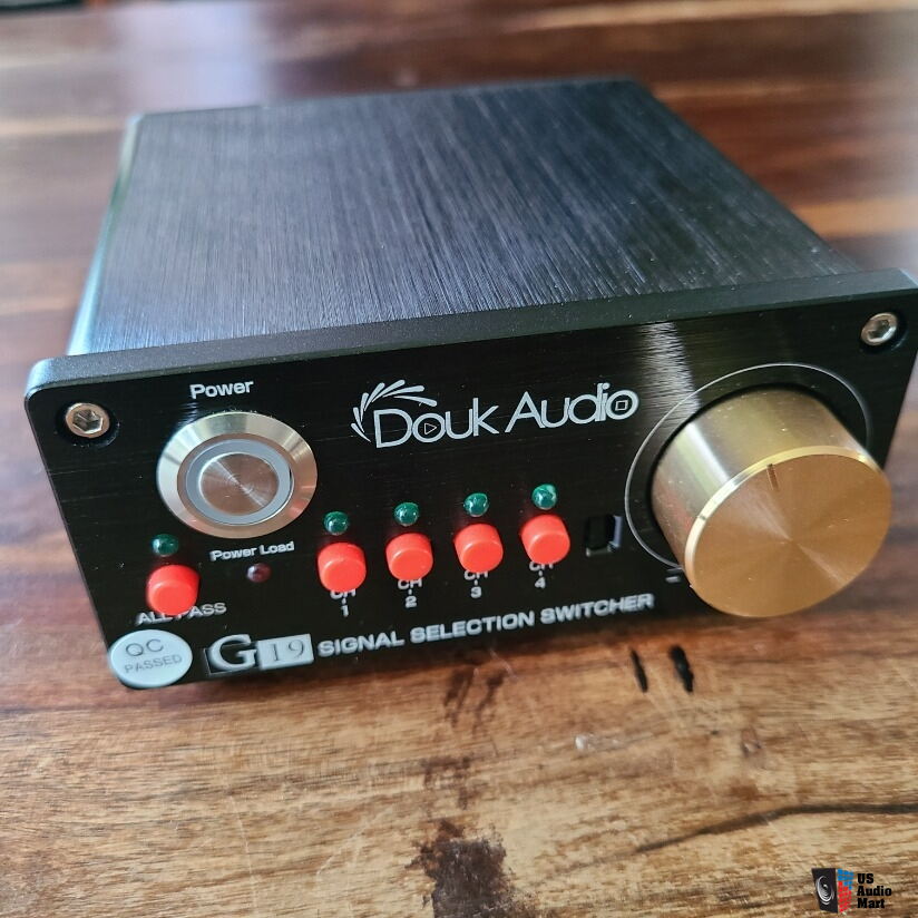 Douk Audio MC105 Selettore/Splitter Audio Bilanciato XLR A 5 Porte (5 In 1 Out / 1 In 5 Out), Con Telecomando, Alimentazione USB-C