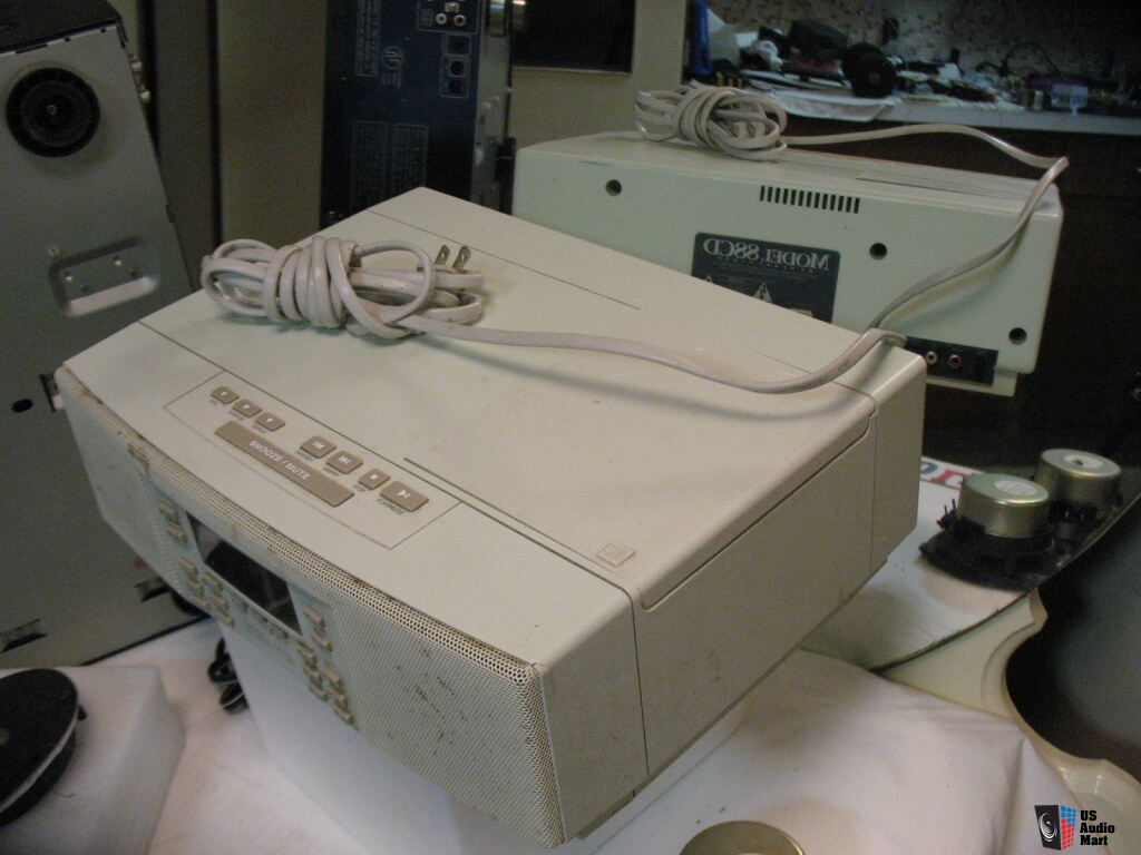 Henry Kloss Music machine model 88CD in offwhite sounds operates