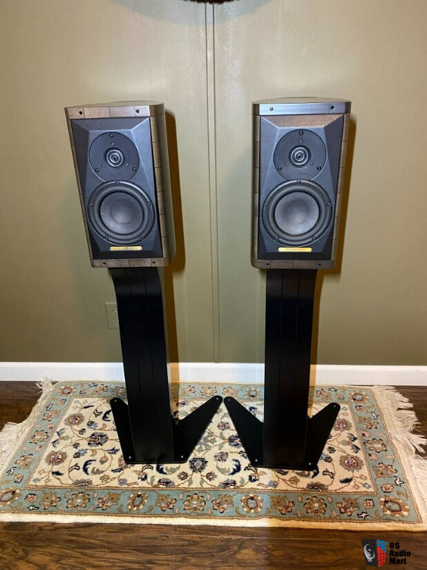 SONUS FABER CREMONA AUDITOR M matching pair with stands in Wenge