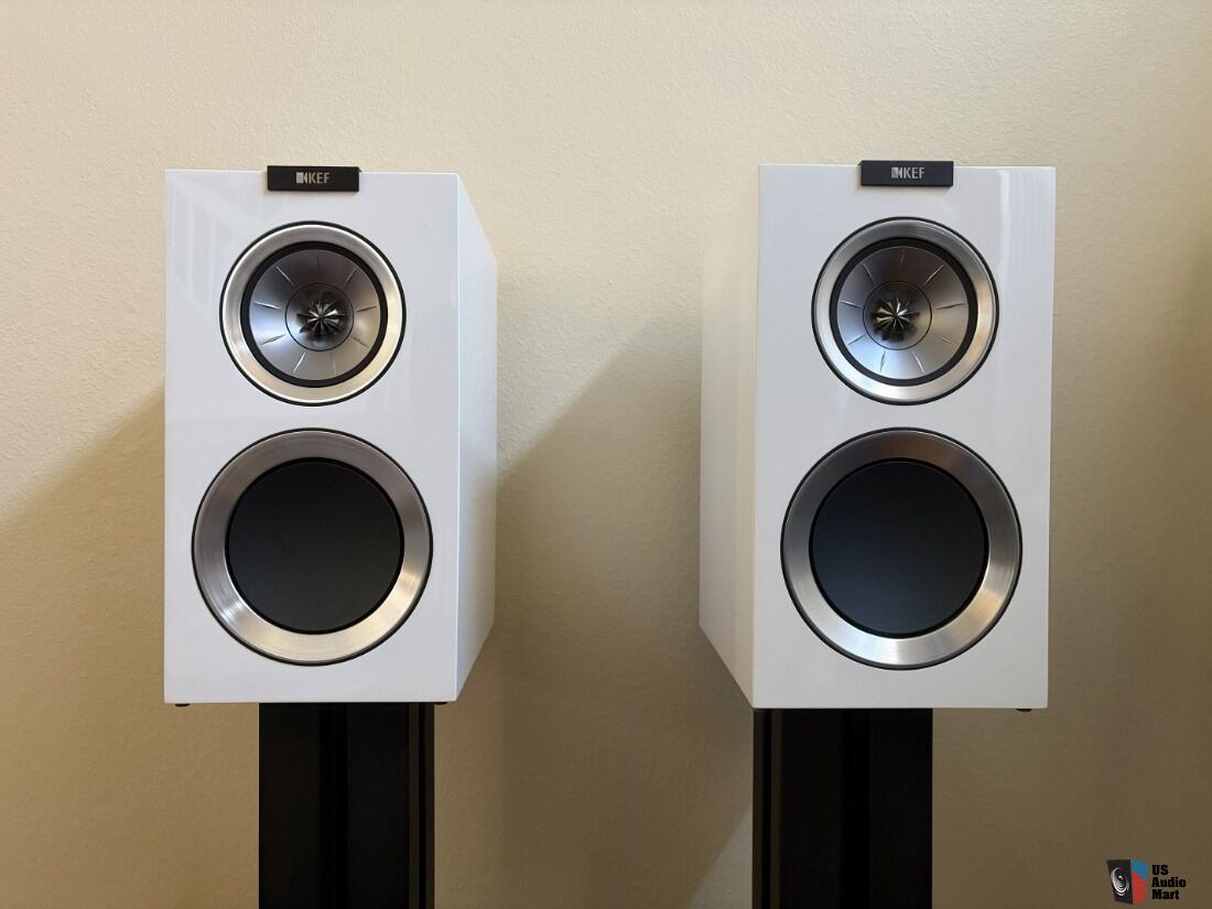 KEF R300 Speakers in Mint Condition Grills stands and Box Included